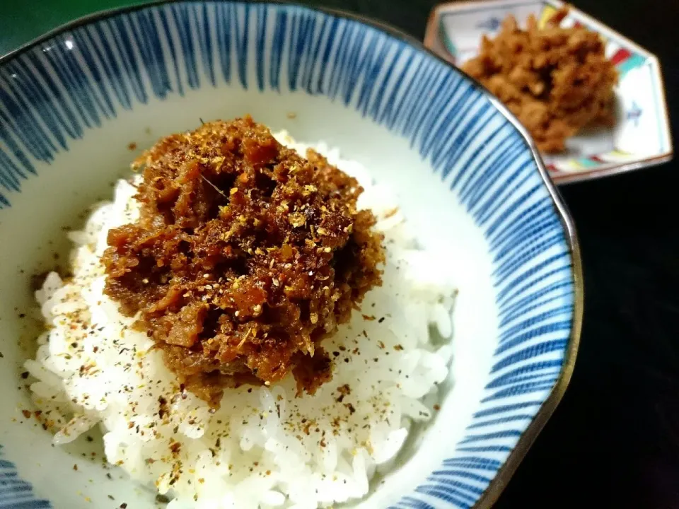 焼肉屋さんがもししぐれ煮を作ったらなら……ボンバーさんの焼肉のたれ使用で、めちゃ旨ご飯のおともができました💓黒胡椒フリフリしていただきます🍴🙏|sakurakoさん