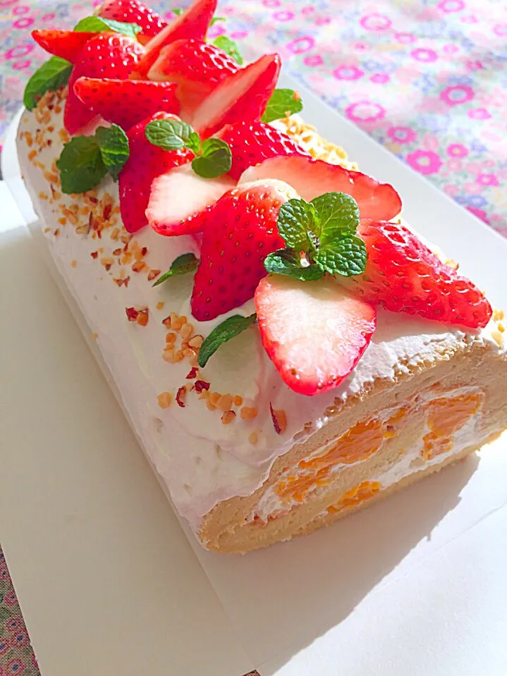 Snapdishの料理写真:しっとりフワフワ いちごのロールケーキ|Tsuduさん