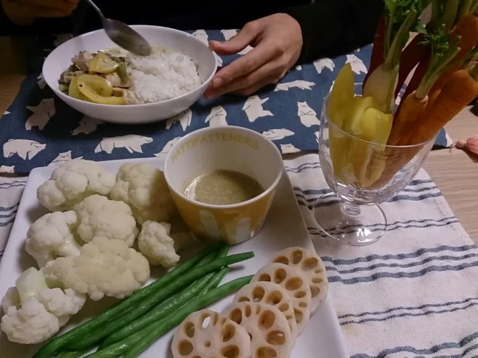 Snapdishの料理写真:今日のランチ～グリーンカレーとバーニャカウダ～|ゆうkitchenさん