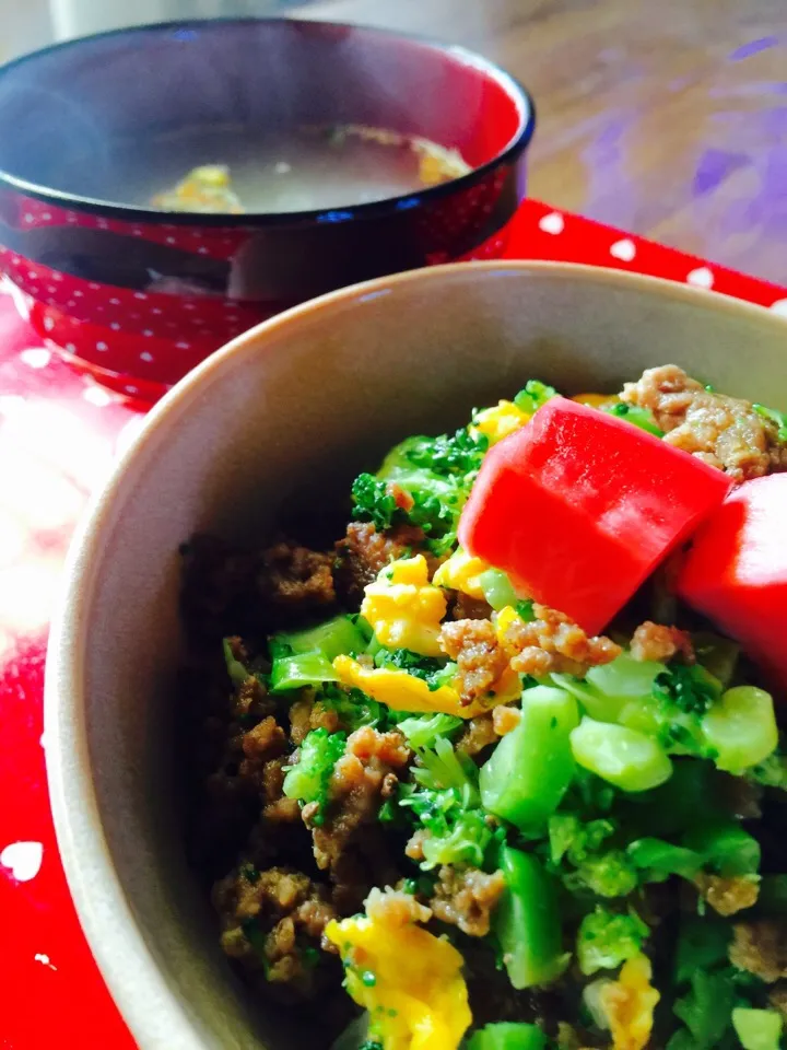 私ランチ😋牛そぼろにブロッコリーと卵を混ぜて小丼にしました💝|keikoさん