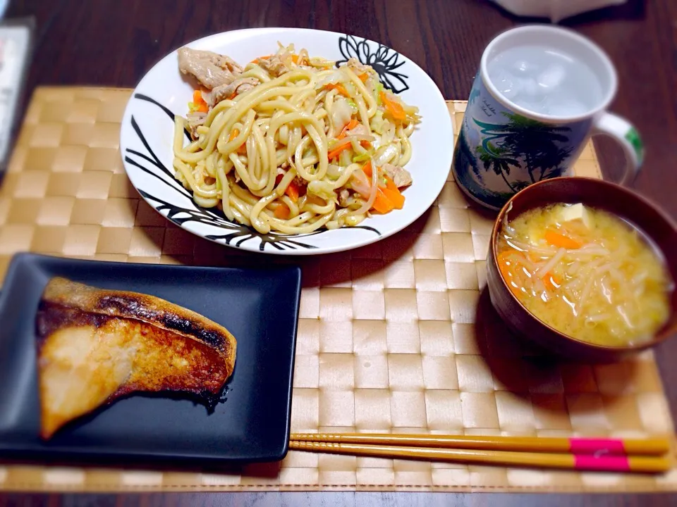 ブリの塩焼き・やきうどん・味噌汁|しおりさん