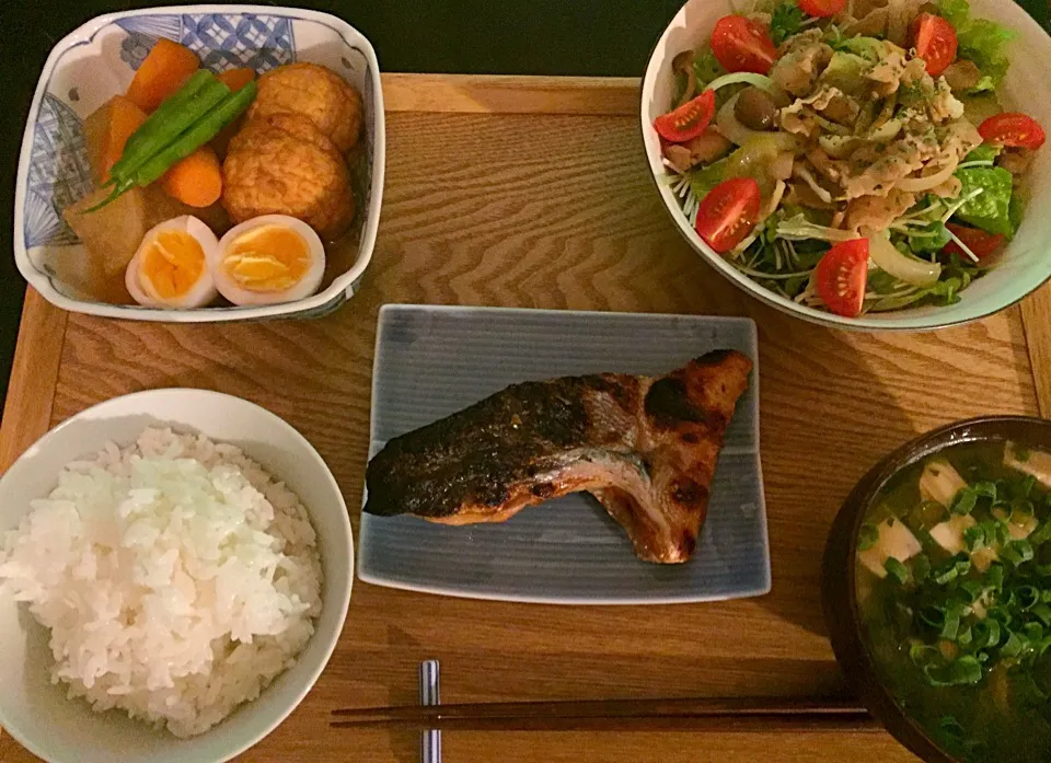 ⭕️鮭のカマ焼き
⭕️魚河岸揚げの煮物
⭕️豚のバターポン酢ドレサラダ|ayumiさん