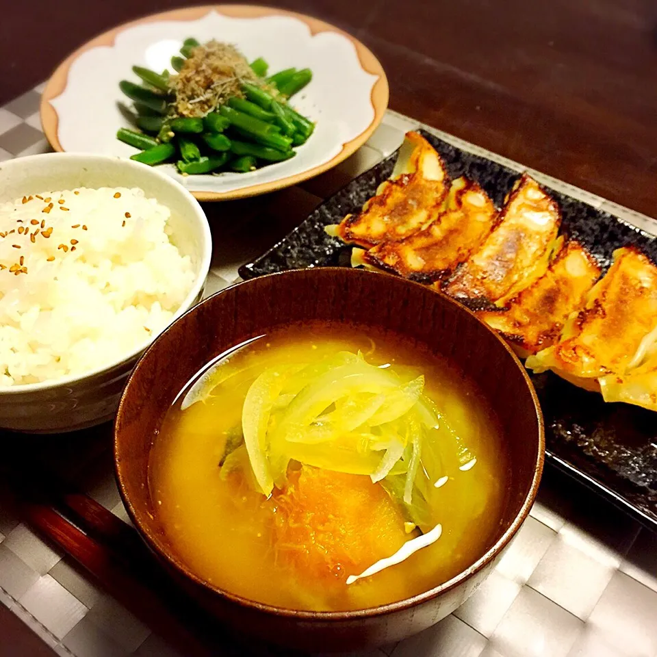 冷凍餃子を焼きました(｡´･д･)|恭子さん