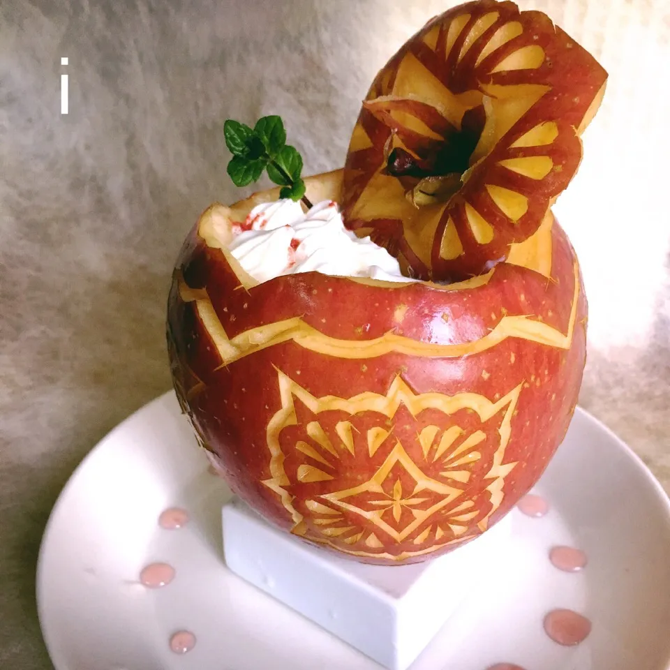 水切りホイップヨーグルト in カービングりんごのカップ 🍎 【Whipped Yoghurt in carved apple cup】|izoomさん