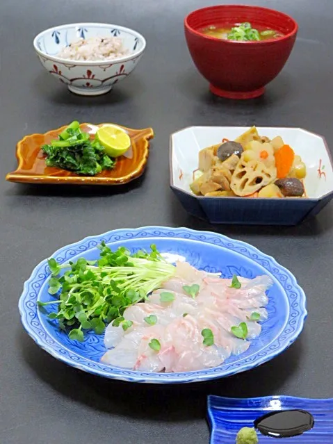 今晩は、タモリ（セトダイ）お造り、炒り鶏、かぶ葉漬物、アラの味噌汁、雑穀ご飯

今日も珍しい魚に遭遇(^^)v
脂がのって美味しいよ！と言う魚屋のお兄さんの勧めで初めて買った魚。
持ち帰ると白い液体に覆われていて、変だなぁと思っていたものの、包丁を入れてわかった！食べてわかった！脂とゼラチンがいっぱいで、なんて美味なの|akazawa3さん