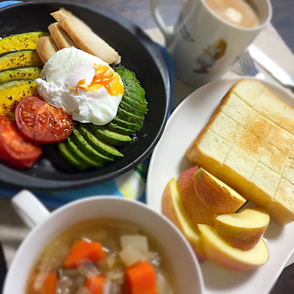 Snapdishの料理写真:朝食◎ 適当オーブン焼き〜ポーチドエッグ固すぎた😑|しょちちさん