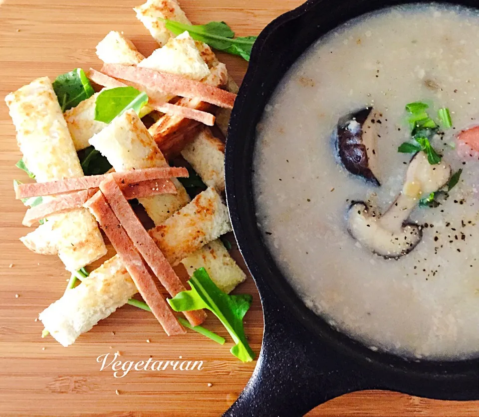 Toasted Bread Strips with Creamy Mushroom Soup Dip!|Indulgeさん