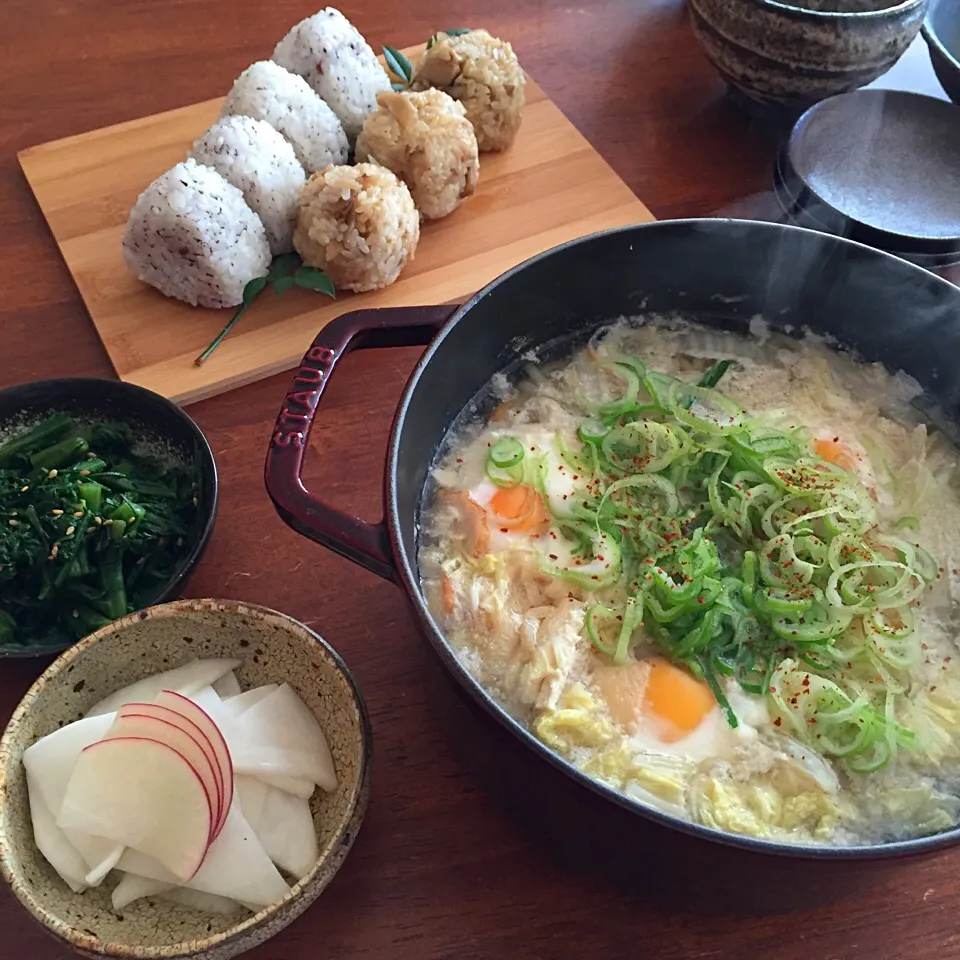 土曜日のお昼ごはんは
鍋焼きうどんとおむすびで❤︎|ayuayu45さん