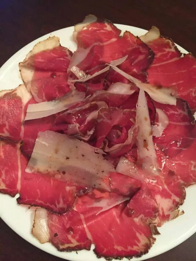 A rip on carpaccio - Bresaola with Peccorino Romano, some nice quality Olive Oil and Balsamic, with lemon juice.

Tasty snack.|CHUENCHAIさん