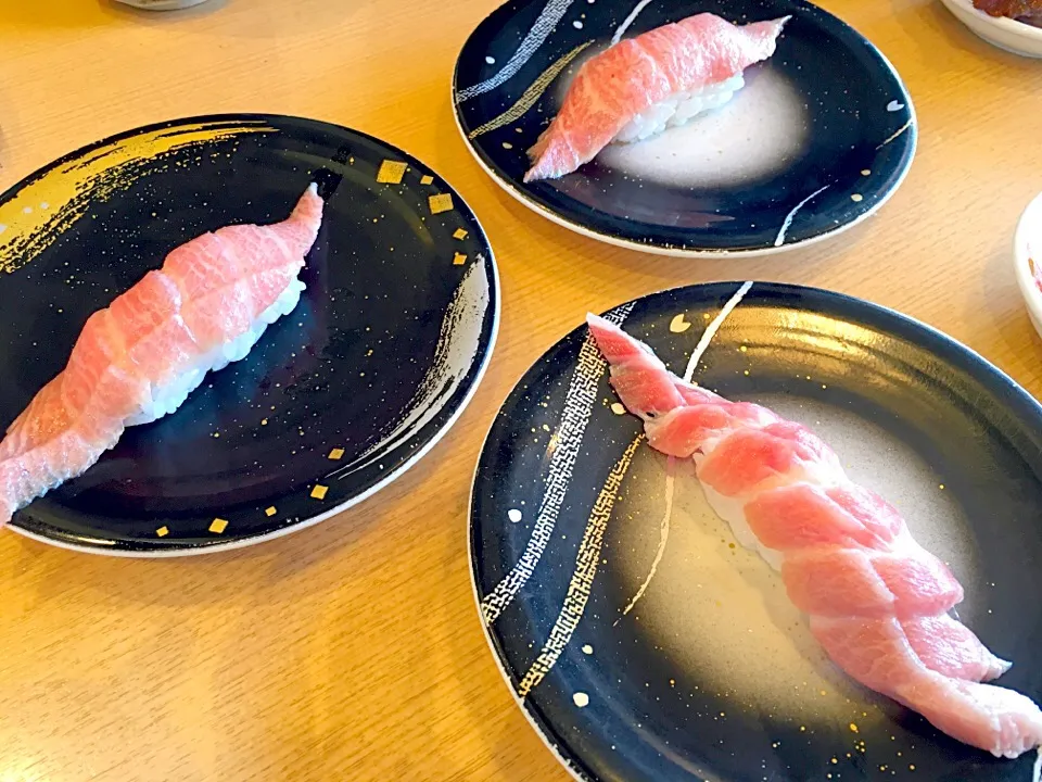 鮪解体ショーからすぐ握ってもらった大トロ🍣|かわちさん