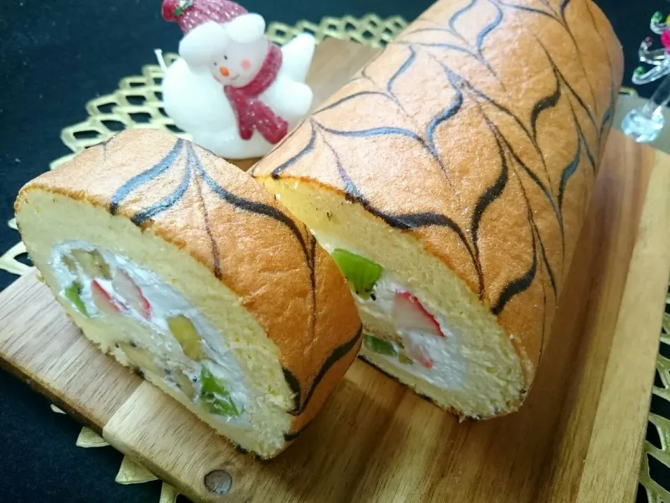 Snapdishの料理写真:クリスマスの矢羽根フルーツロールケーキ⛄🎄✨|sakurakoさん