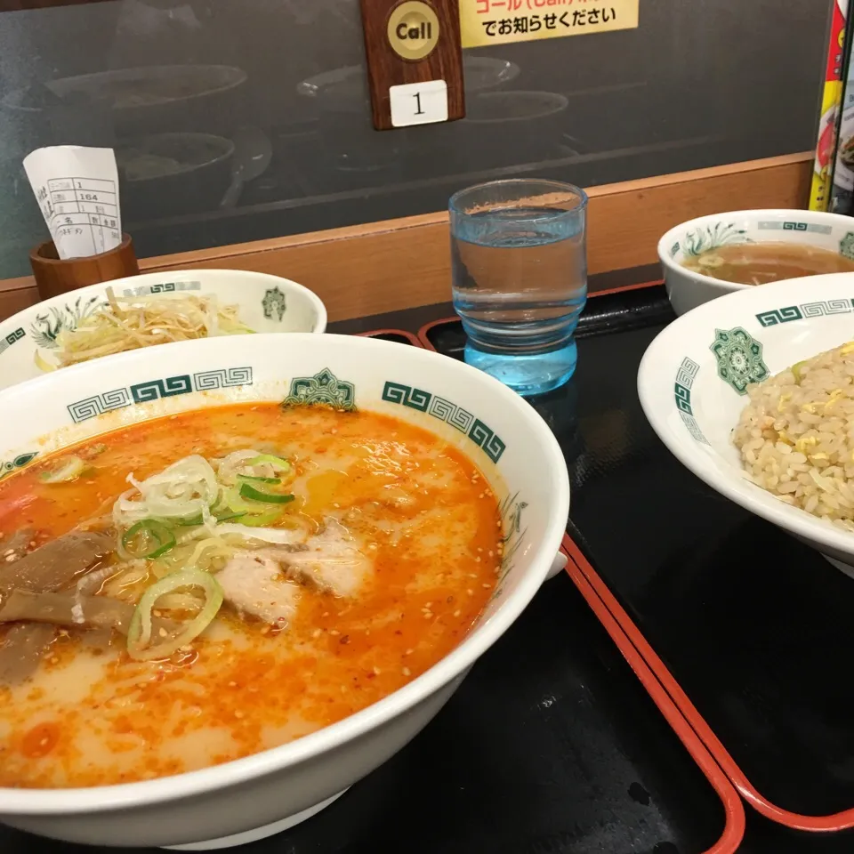 Snapdishの料理写真:ピリ辛豚骨ラーメン チャーハン|Hajime Sakaiさん