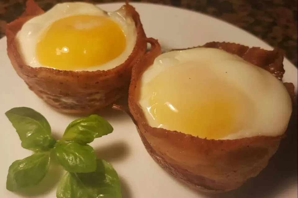 Cheesy Bacon Egg Cups|Cookeatsimplyさん