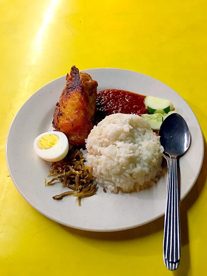 Nasi Lemak Ayam Crunchy|Mohd Firdaus Abdullahさん