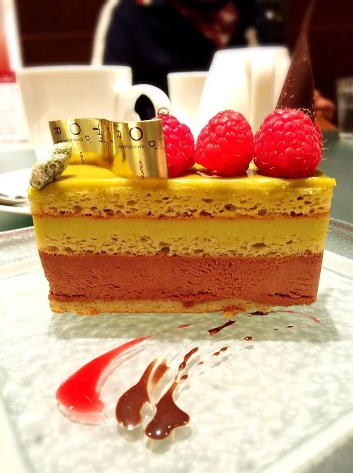 Snapdishの料理写真:ピスタチオのケーキ🍰@CHOCOLATIER PALET D’OR|yuminnさん