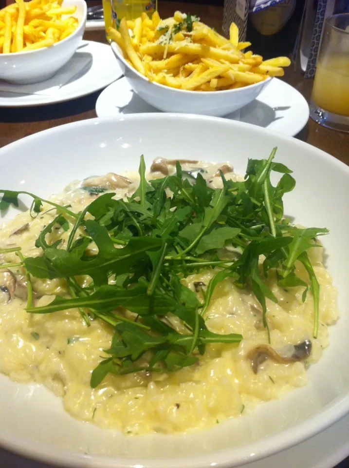 Vegetarian dinner - Truffle oil fries with cheese and herbs with mushroom risotto!  Delicious :)|🍓Jolejo🍓さん