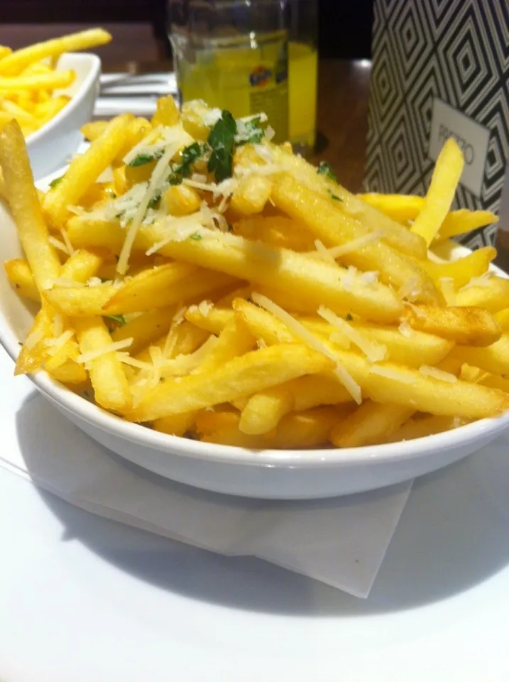 Vegetarian - truffle oil infused fries with cheese and herbs|🍓Jolejo🍓さん