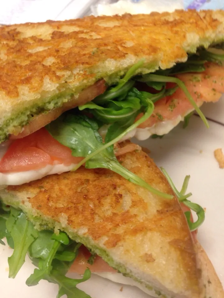 Parmesan Crusted Tomato, Pesto and arugula Sandwich|peggy waldonさん