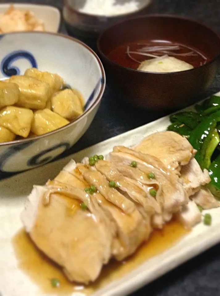 晩ごはん 鶏ロース煮 ピーマンソテー 凍み豆腐の揚げ煮  椎茸肉詰めの吸い物 大根浅漬けキムチ風|ぽんたさん