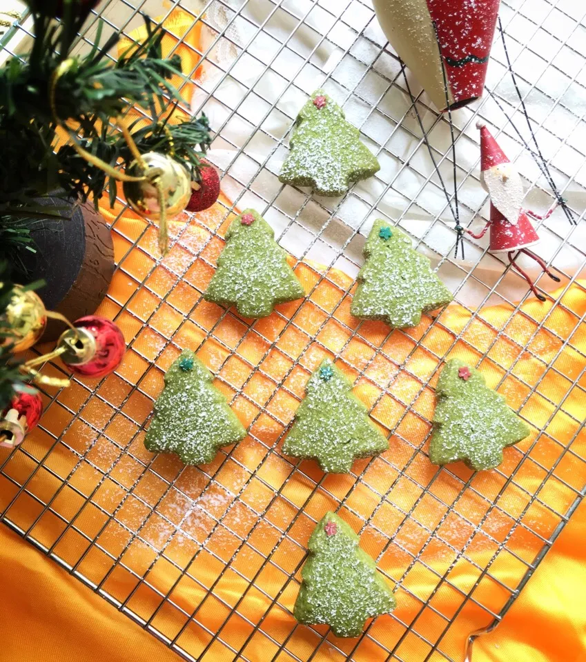 Mini Matcha Christmas trees 🎄🎊🎉 
(matcha shortbread)|coxiella24さん