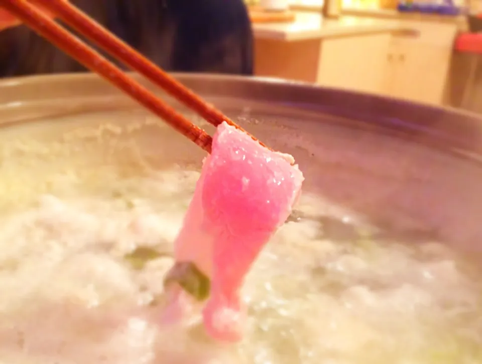 Albacore tuna shabushabu
With kombu broth and grated turnip. 
Yuzu ponzu|Akiko Nishimaeさん