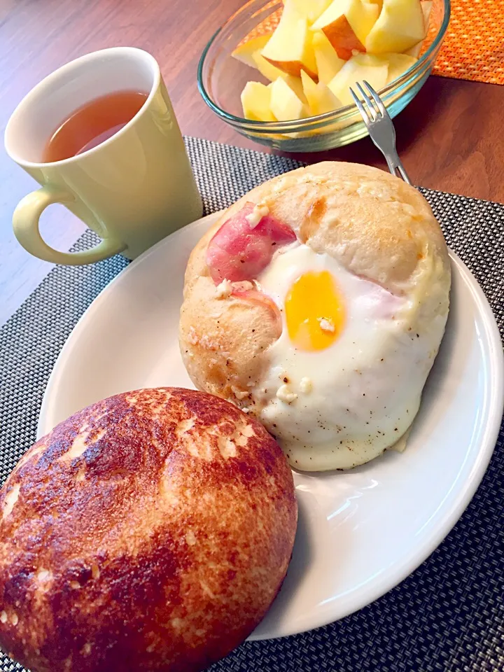 今朝は近所のお気に入りパン屋さんのパン〜😋と、秋田のリンゴ🍎と安産ラズベリーリーフtea|Tomomi Booさん