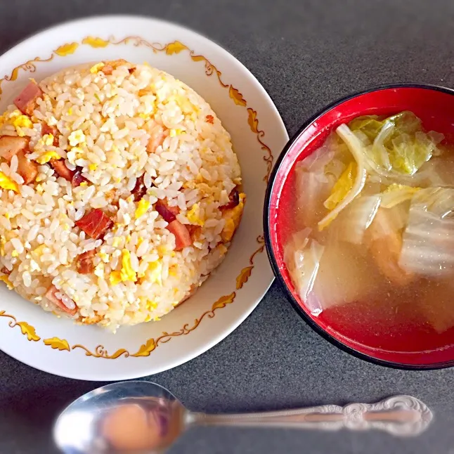 お昼ご飯！
炒飯
鶏肉と白菜のコトコトスープ|mariaさん