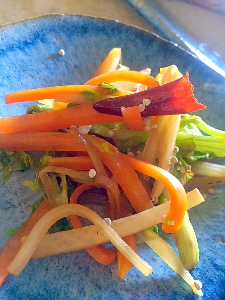 Snapdishの料理写真:節約！セロリと野菜の皮でピリ辛きんぴら|MIEKO 沼澤三永子さん