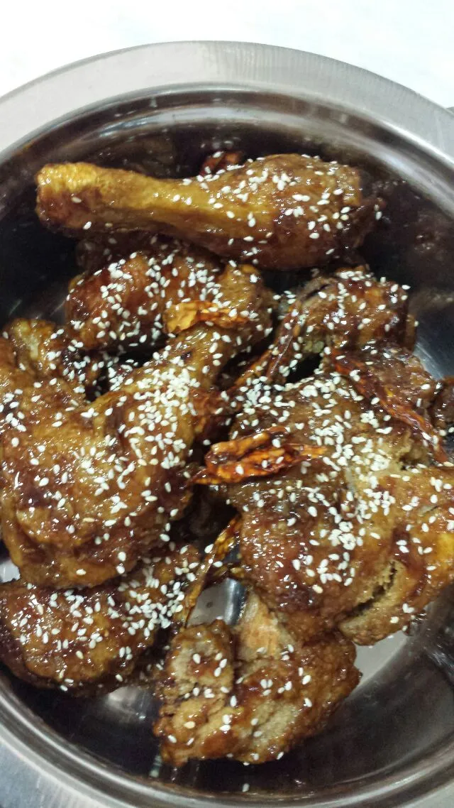 Korean Crunchy Fried Chicken

Ingredients:

1 whole chicken  washed and drained
½ teaspoon salt
½ teaspoon ground black pepper
1 teaspoon minced ginger
2/3 cup |Sofie's Kitchenさん