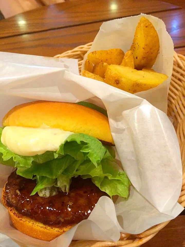 照り焼きバーガーとポテト|ともこさん