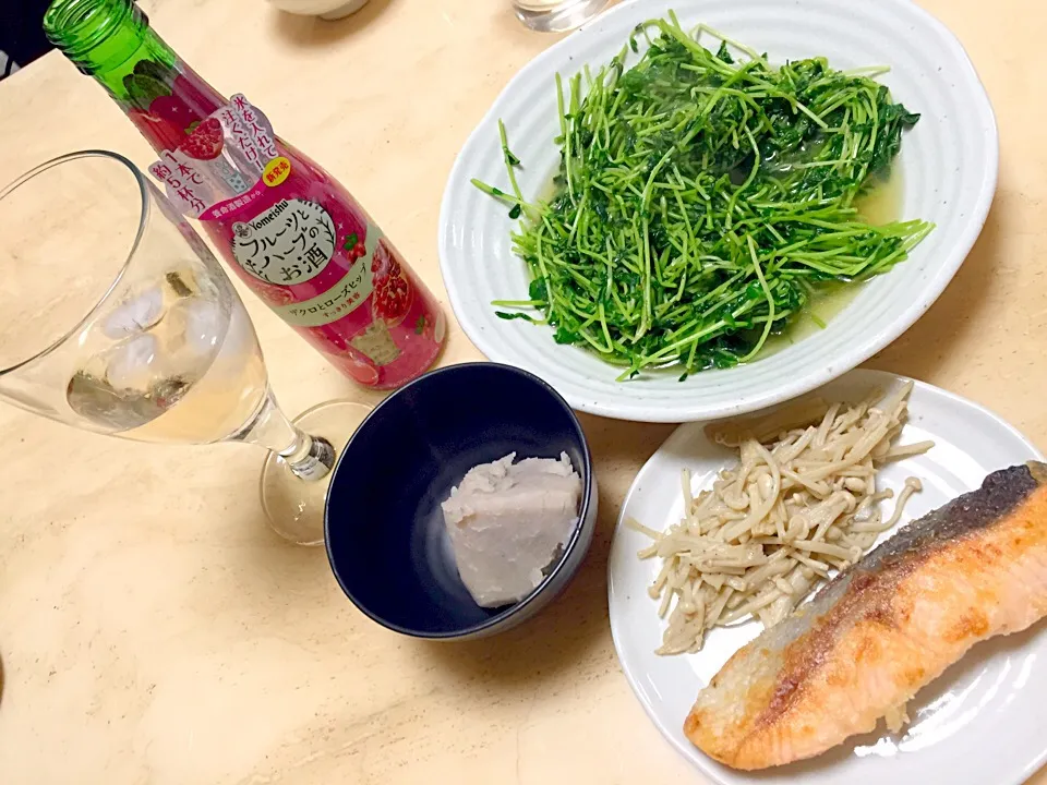 Snapdishの料理写真:ザクロとローズヒップのお酒^ ^女性向けでとても美味しい！|ひなたさん