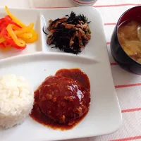 ハンバーグ ひじきの煮物 パプリカのマリネ レタスのお味噌汁|kao♡さん