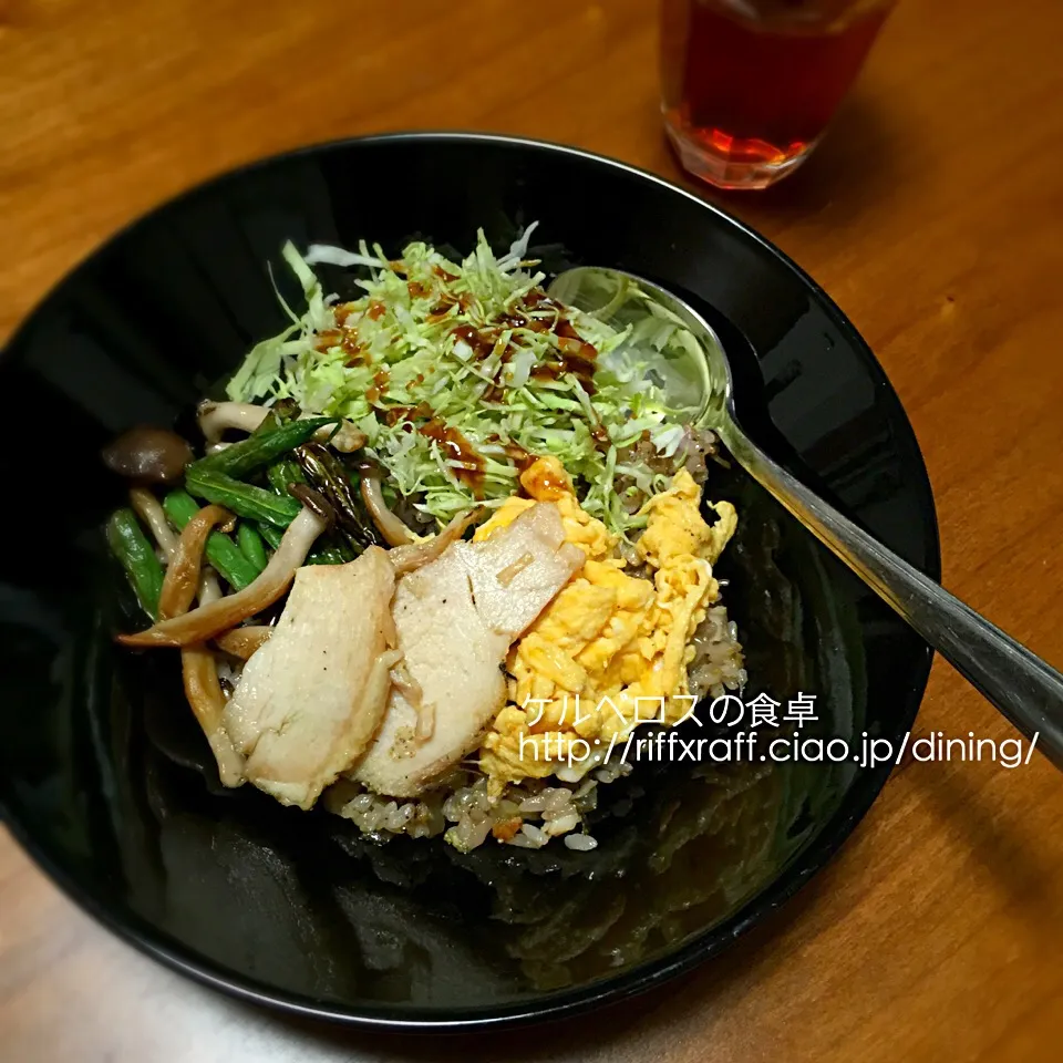 Snapdishの料理写真:バジルチャーハン色々乗っけ丼（夕飯20151027）|門乃ケルコさん