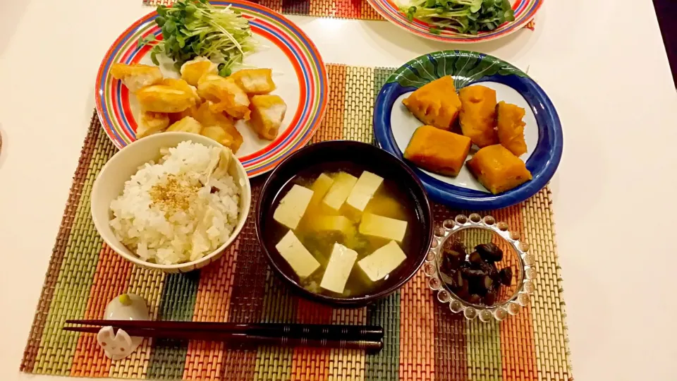 今日の夕食　鮪の唐揚げ、かぼちゃの塩麹煮、エリンギの炊き込みご飯、豆腐とわかめの味噌汁|pinknari🐰🌈さん