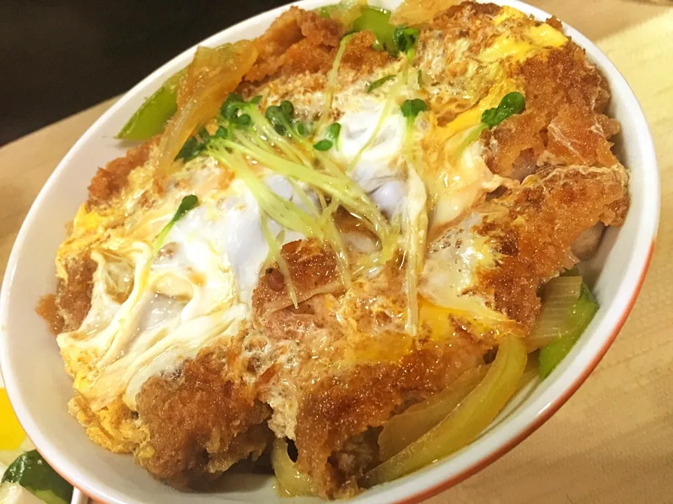 ずっと家で寝てるだけになりそうやったんで、晩飯だけでも外に。目当ての天丼屋さんが改装中のため、並びのこちらへ。笑点聴きながら食べるカツ丼、なんかほっこり。|たけうちさん