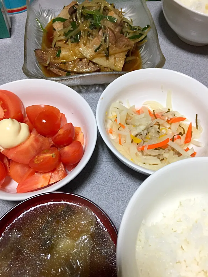 Snapdishの料理写真:トマト、白米、レバニラ豚もやし炒め、白菜ワカメ味噌汁、4色なます|ms903さん