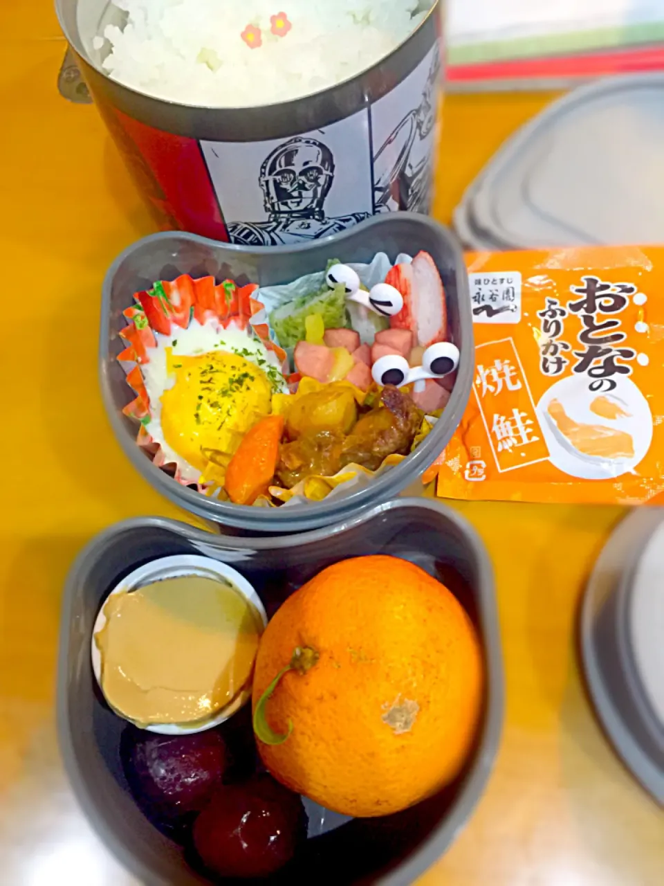 Snapdishの料理写真:子供お弁当🍱  和牛ジャガイモ人参のトマトシチュー煮込み  竹輪の磯辺揚げ  ウインナーのチーズ焼き  目玉焼き  カニカマ  鮭ふりかけ  焦がしキャラメルプリン  みかん🍊|ch＊K*∀o(^^*)♪さん