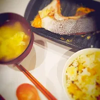 Snapdishの料理写真:鮭と、お芋ごはん|らんらんる〜さん