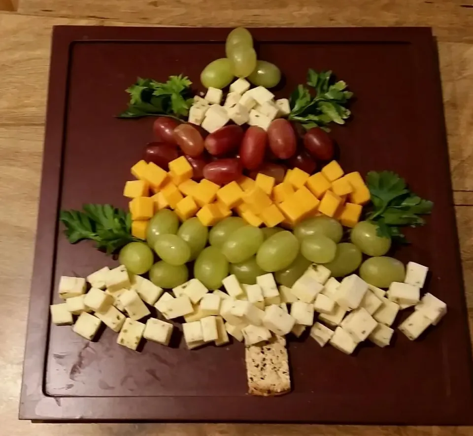 Snapdishの料理写真:Cheese and grapes Christmas Tree|Cooking My Butt Offさん