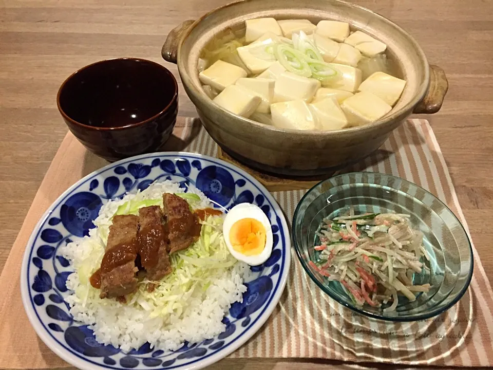 頂き物の豚ハンバーグ丼・コンビニごぼうサラダに茹でレンジもやしサラダ・豆腐とたっぷり白菜で鍋風スープ〜12/19晩御飯|まーままさん