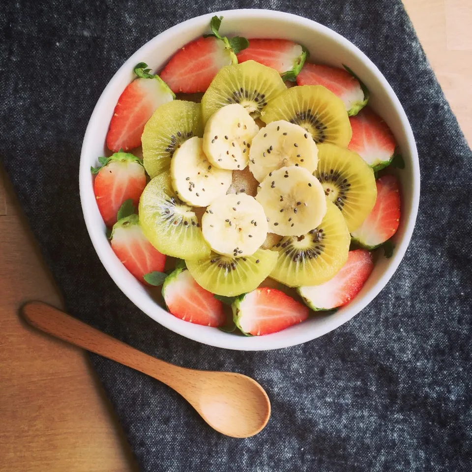 Peanut butter oats with golden kiwi, 🍓🍌|coxiella24さん