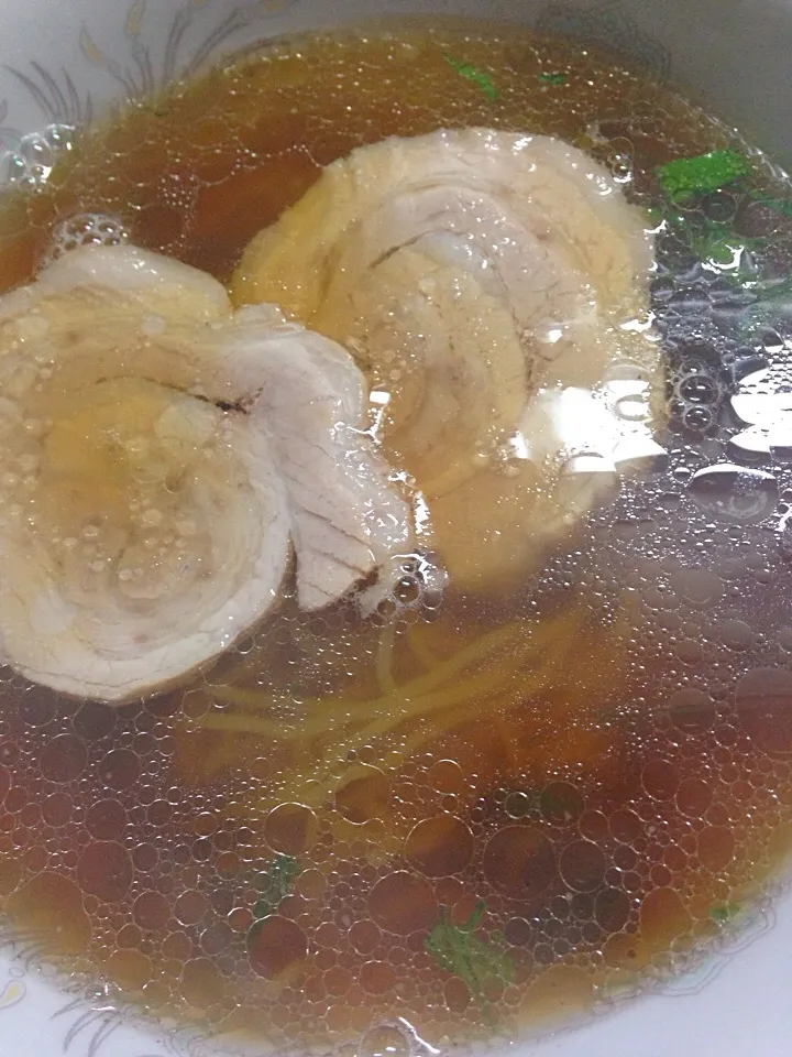 鶏ガラスープの自家製チャーシュー麺。
チャーシューも鶏ガラスープの鍋で煮たのでスープにコクが出ていいお味です。
鶏ガラ、野菜の残り、しょうが、にんにく、りんごを火にかけるだけ。
スープが美味しい、身体に優しいラーメンです。
息子がスープたっぷりが好きなので、麺が沈んで見えません（笑）
野菜トッピング忘れました。|Singer  Mikaさん