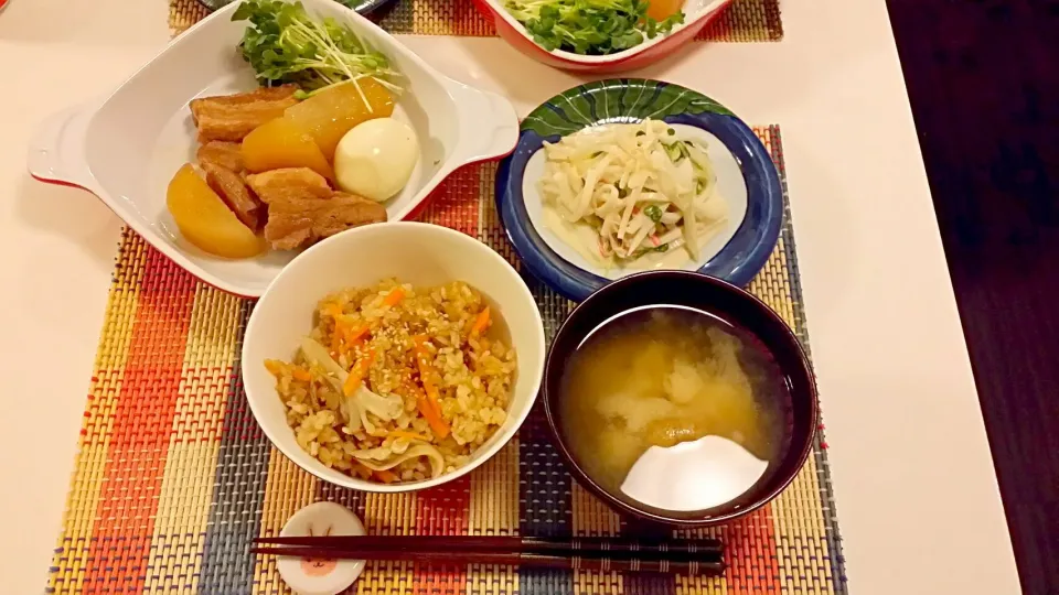 Snapdishの料理写真:今日の夕食　豚の角煮、大根サラダ、舞茸の炊き込みご飯、じゃがいもの味噌汁|pinknari🐰🌈さん