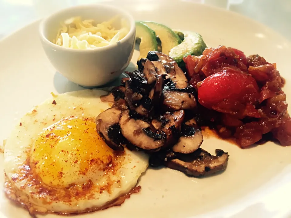 Spanish Vegetarian Breakfast; Egg, Avocado, Mozzarella, Mushrooms and Tomato Salsa|Sergio Lacuevaさん