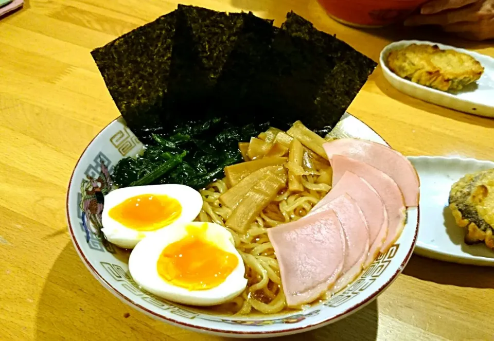 お土産に貰った佐野ラーメンにシンプルな具を盛り付けた(^^)❤🍻|ジイジさん