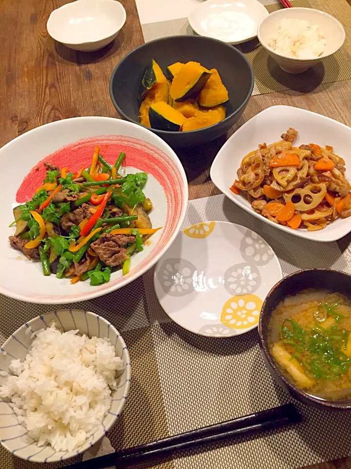 Snapdishの料理写真:バタバタで炒め物だらけの晩御飯😅
牛肉とニンニクの芽の炒め物❤️豚コマとレンコンのきんぴら、カボチャの煮物🎃大根と油揚げのお味噌汁🍃|まみりんごさん