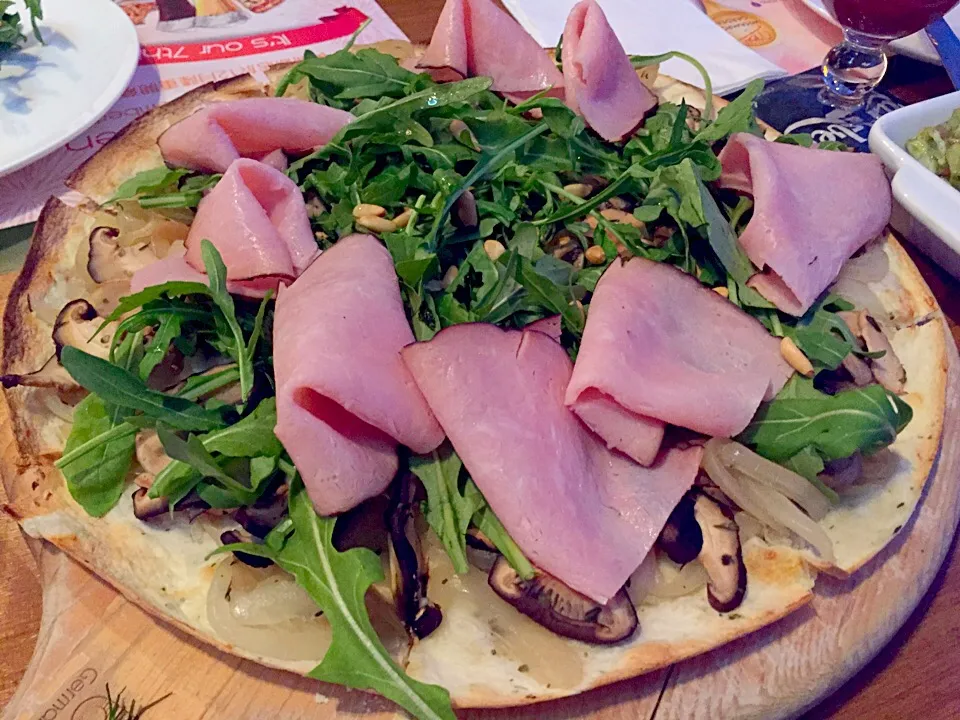 Thin crust pizza with Black Forest ham, mushrooms, pine nuts & arugula|Sky Blueさん