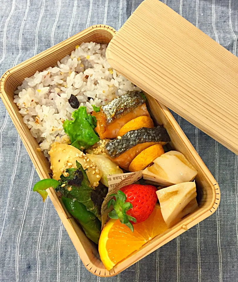 Snapdishの料理写真:今日のお弁当。冬至なので…鮭の柚子風味焼き、里芋のはちみつ胡麻味噌和え、ピーマンの大葉巻き、甘酢蓮根、フルーツ。|Junさん