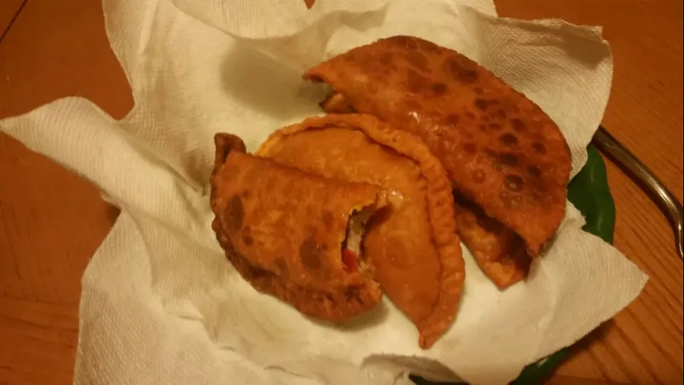 Enpanadas stuffed with shredded chicken and cheese and some with pork|Frank Ortizさん