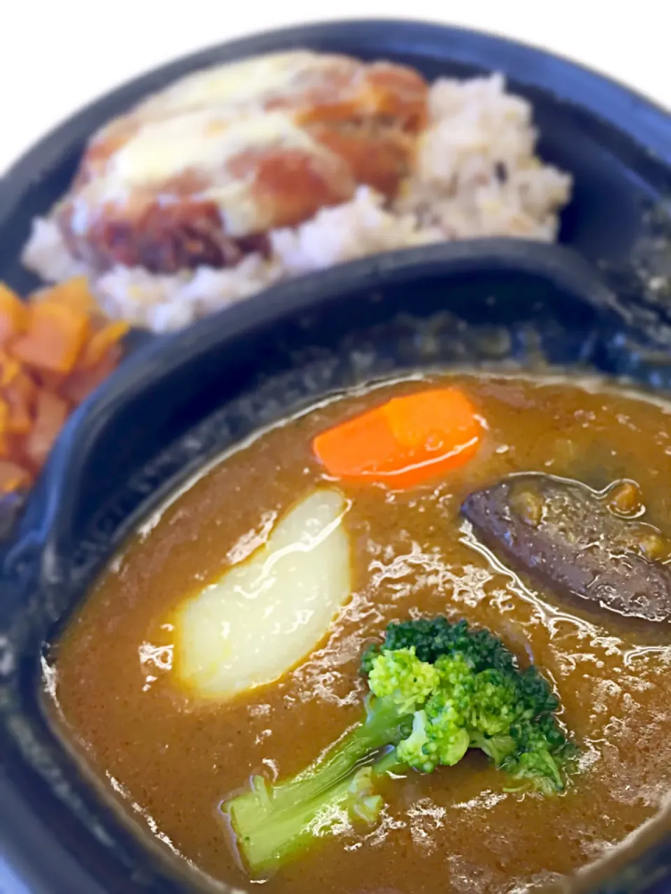 Snapdishの料理写真:赤坂トップスのテイクアウト。チーズメンチカツカレー！|Tomyさん